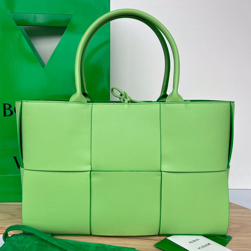 BOTTEGA VENETA ARCO TOTE 36 IN MANTIS GREEN CALFSKIN