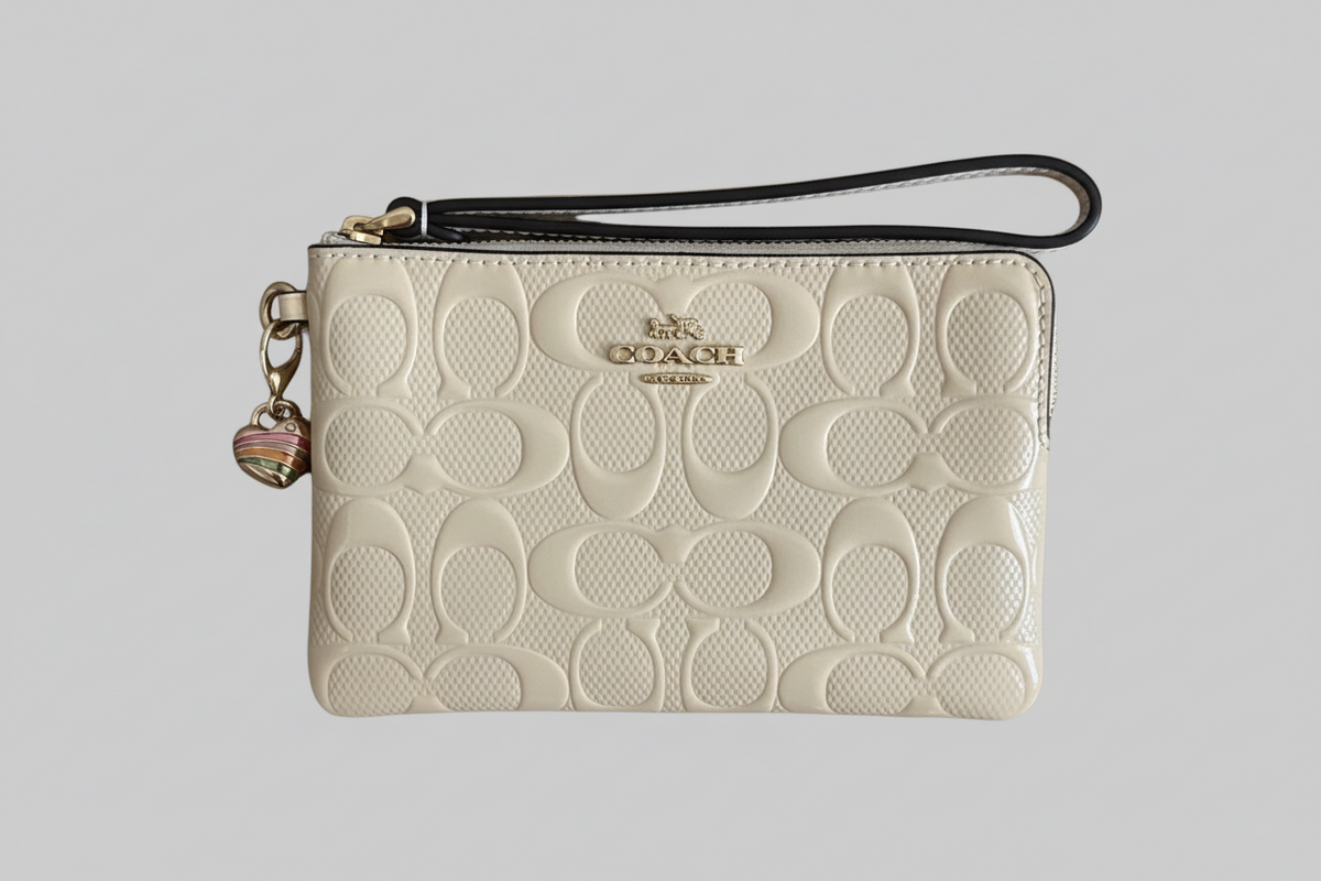 NWT Coach Corner Zip Wristlet In Signature Leather With Heart Charm In Gold/Ivory