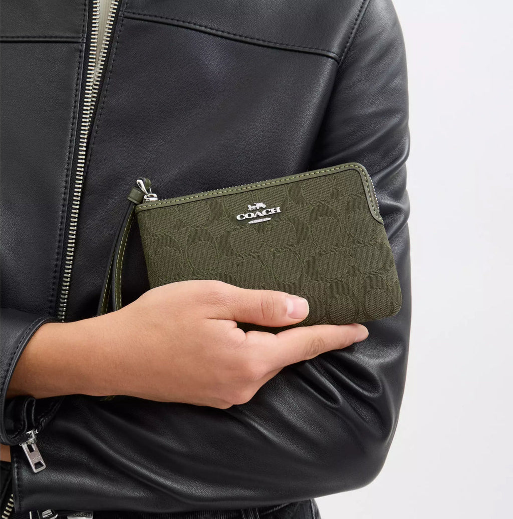 NWT Coach Corner Zip Wristlet In Signature Jacquard
