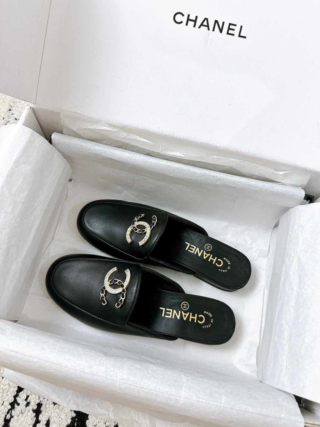 CHANEL FLAT MULE IN BLACK CALFSKIN HARDWARE WITH ROCK MIX CHAIN