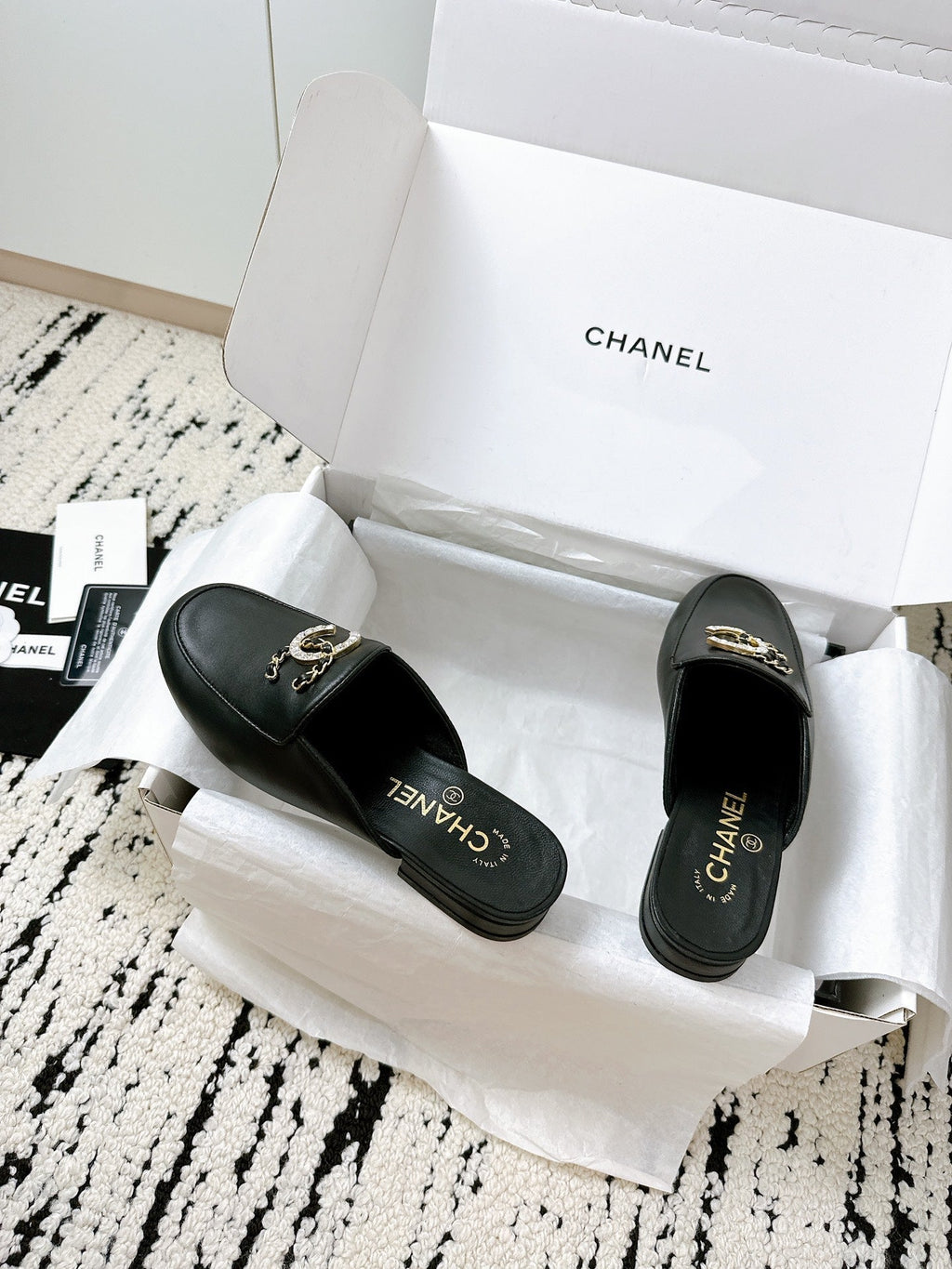 CHANEL FLAT MULE IN BLACK CALFSKIN HARDWARE WITH ROCK MIX CHAIN